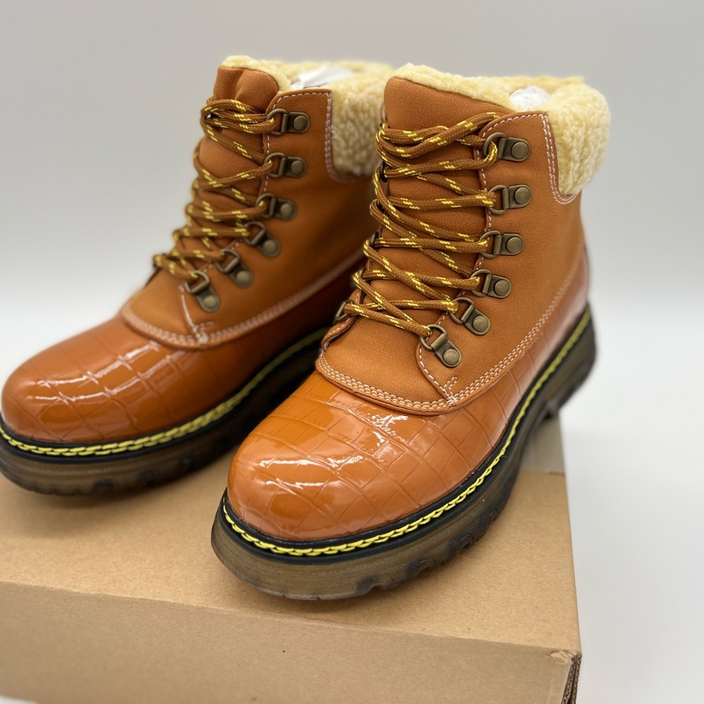 Waterproof Laced women Hiking Boots 1.5” Nonslip Sole Shearling Lined Brown